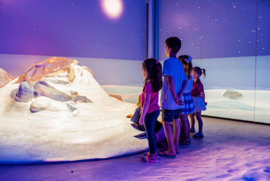 Kids having fun at SEA LIFE Sydney Aquarium