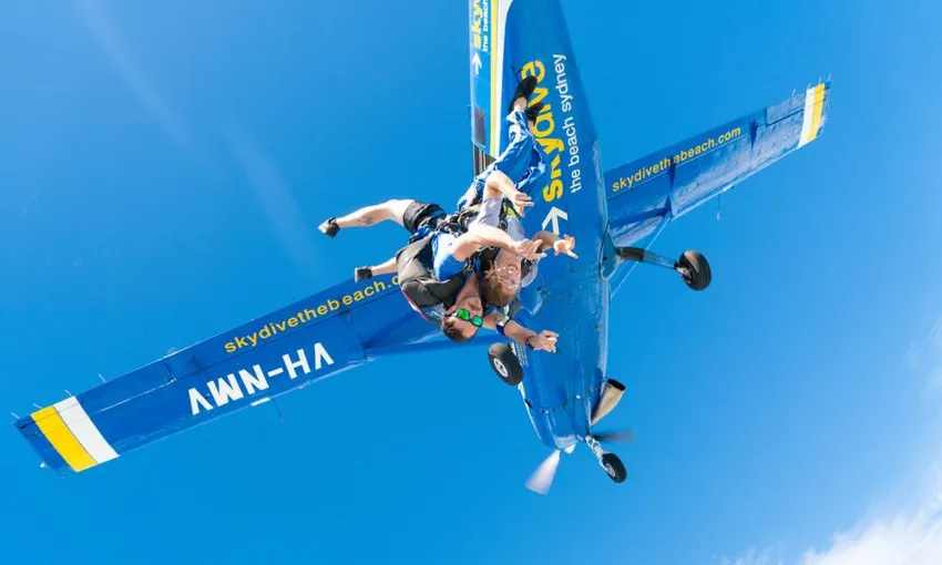 Airlie Beach up to 15,000ft Tandem Skydive - Book Now | Experience Oz