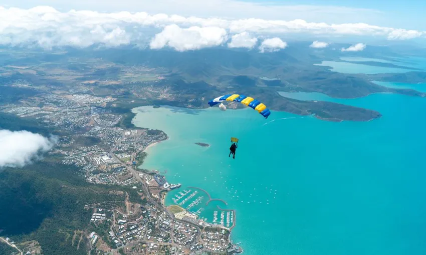 Airlie Beach up to 15,000ft Tandem Skydive - Book Now | Experience Oz