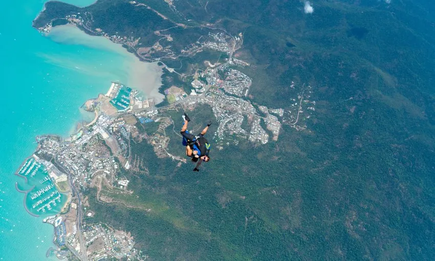 Airlie Beach up to 15,000ft Tandem Skydive - Book Now | Experience Oz