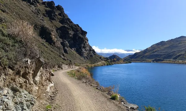 Ultimate Lake Dunstan Bike Experience from Cromwell to Clyde