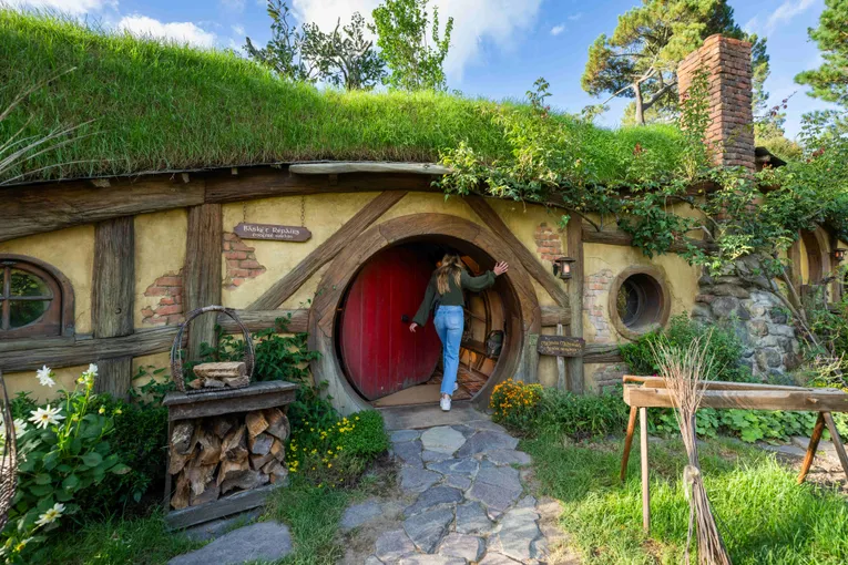 Small Group Hobbiton and Waitomo Day Tour from Auckland - Book Now | Experience Oz