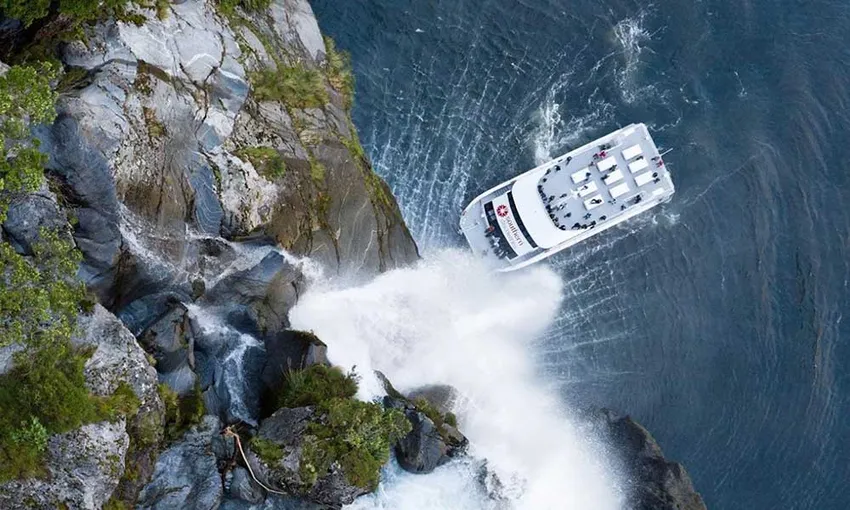 Milford Sound Helicopter Cruise with Earnslaw Burn Landing from Queenstown - Book Now | Experience Oz