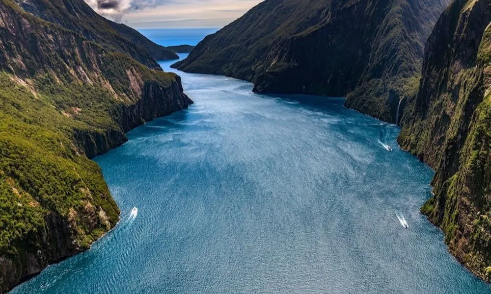 Milford Sound Express Helicopter Flight - Book Now | Experience Oz-3