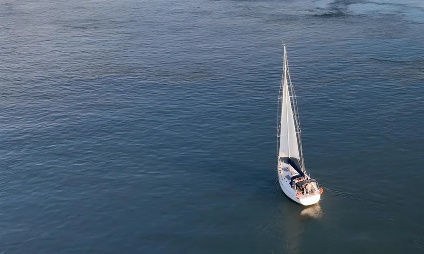 Broadwater Sailing Cruise with Snacks & Drinks, 2 Hours