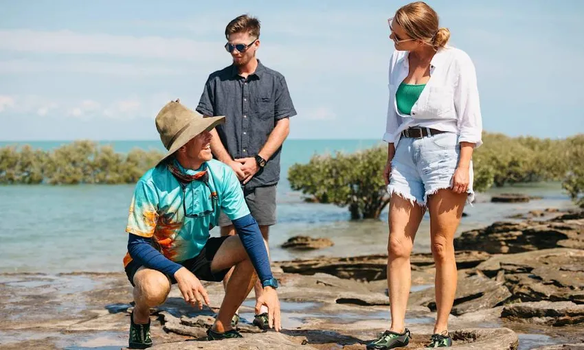 Dinosaur Adventure Boat Tour with Wine, Nibbles & Cocktail, 3 Hours