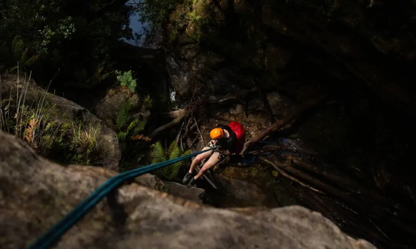 Blue Mountains Winter Canyoning in Juggler Canyon 