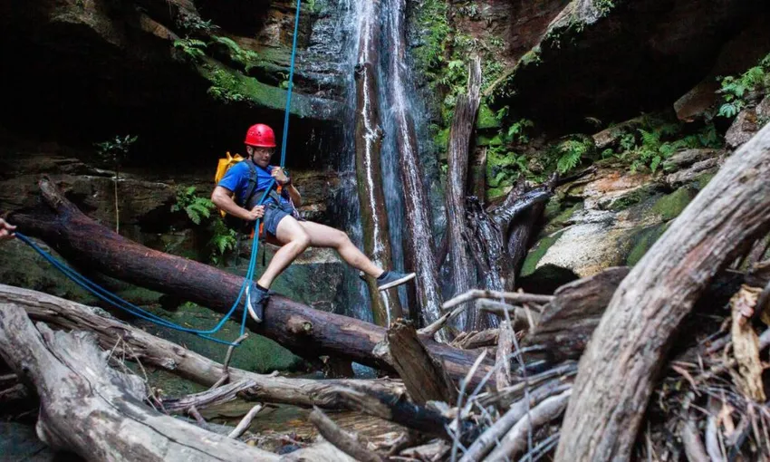 Blue Mountains Winter Canyoning in Juggler Canyon 