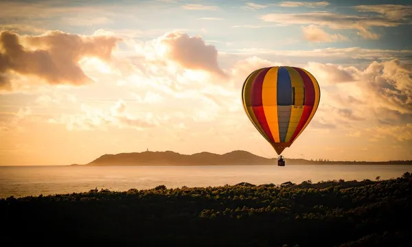 Byron Bay Sunrise Hot Air Balloon Flight & Breakfast at The Farm 
