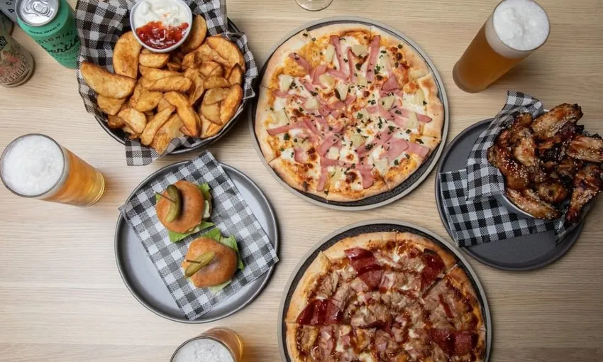 Indoor Golf Simulator with Pizza & Drink For up to 4