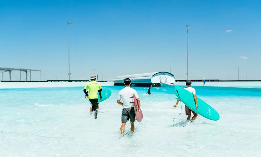 Beginner Surf Lesson at URBNSURF| Experience Oz