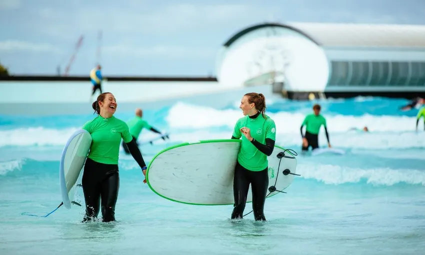 Beginner Surf Lesson at URBNSURF| Experience Oz