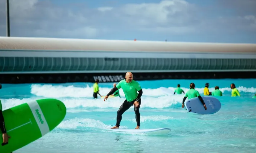 Beginner Surf Lesson at URBNSURF| Experience Oz
