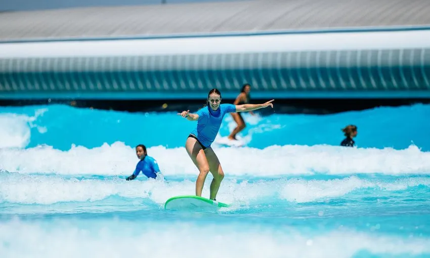 Beginner Surf Lesson at URBNSURF| Experience Oz