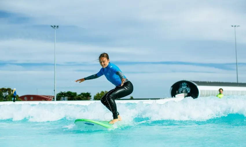 Beginner Surf Lesson at URBNSURF| Experience Oz