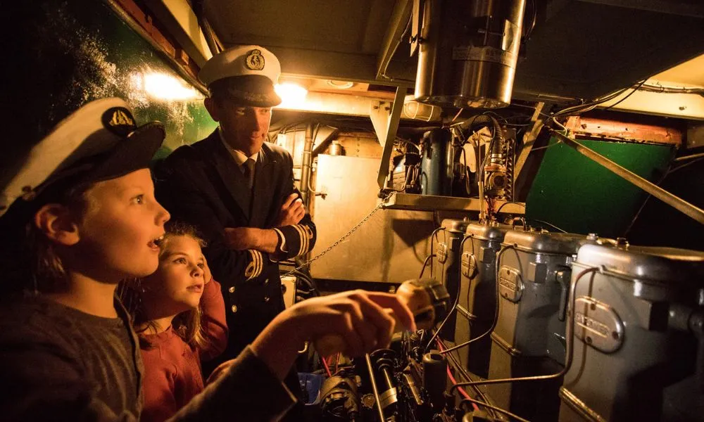 Scenic Cruise and Guided Walk Through Te Anau - 3 Hours | Experience Oz-3