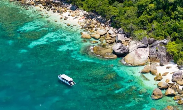 Fitzroy Island Return Ferry with Picnic Lunch & Glass Bottom Boat