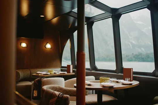 Milford Sound Business Class Cruise and Gourmet Menu with Transfers