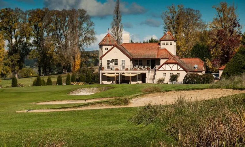 1 Night Stay, 18 Holes Golf - Southern Highlands - For 2