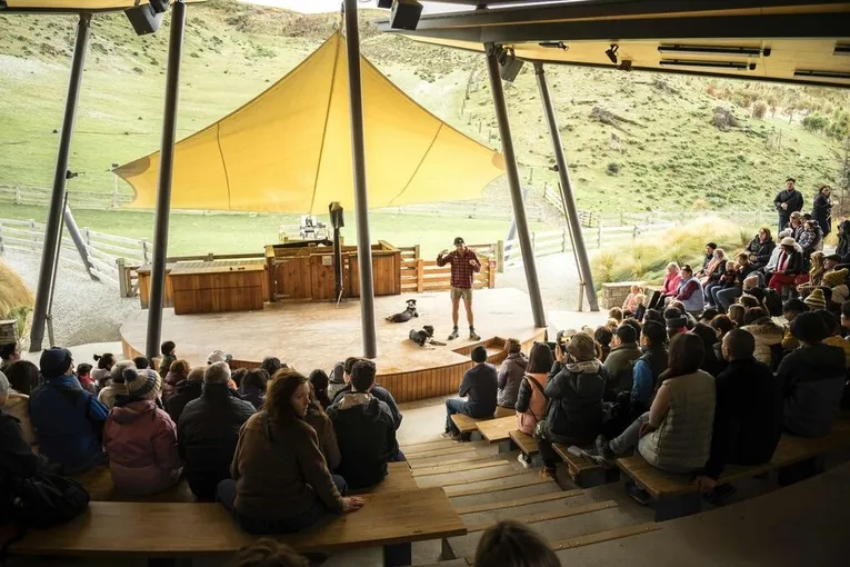 Cruise, BBQ Dining and Show, 4 Hours - Queenstown