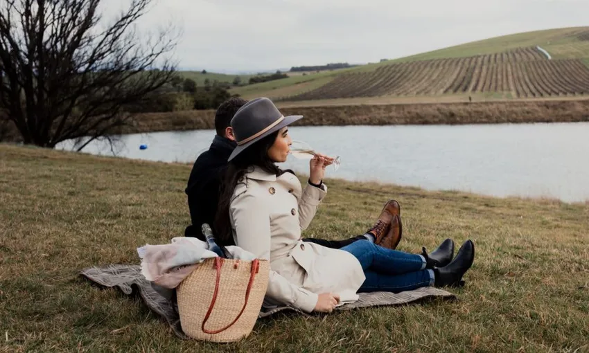 Sparkling Wine Tasting and Vineyard Picnic for 2 | Experience Oz