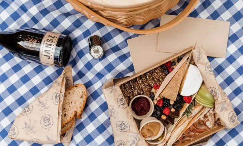 Sparkling Wine Tasting and Vineyard Picnic for 2 | Experience Oz