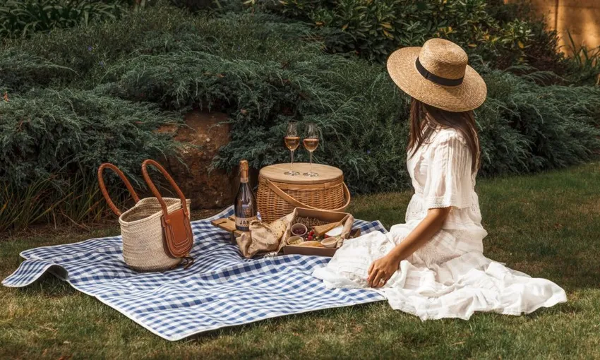 Sparkling Wine Tasting and Vineyard Picnic for 2 | Experience Oz