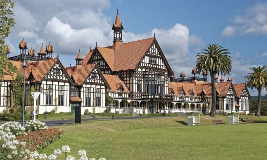 Auckland to Hobbiton & Rotorua Te Puia Tour | Experience Oz + NZ