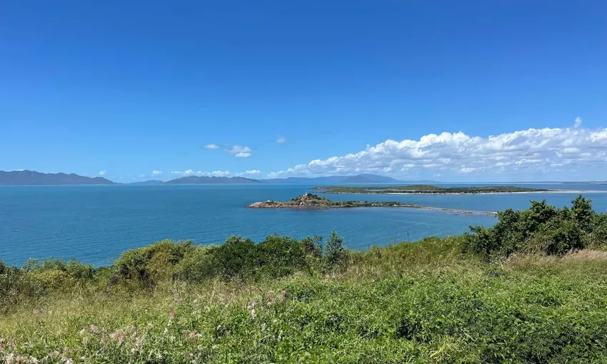 Bowen Beaches and Seafood Tour from Airlie Beach | Experience Oz
