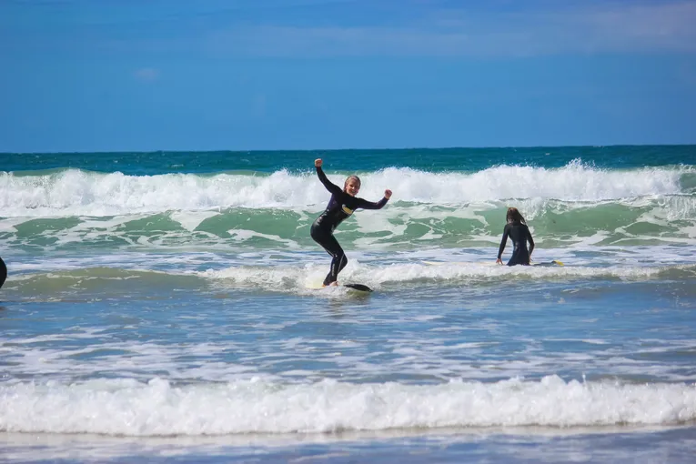 Learn to Surf Course - 3 Lessons & Online Theory | Experience Oz