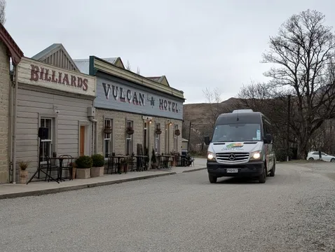 Dunedin to Queenstown One Way Tour & Taieri Gorge Train Ride