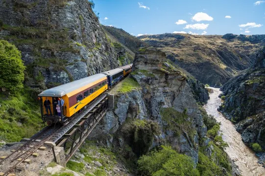 Dunedin to Queenstown One Way Tour & Taieri Gorge Train Ride