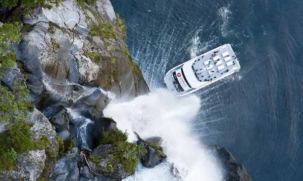 Milford Sound Heli Flight & Cruise from Queenstown