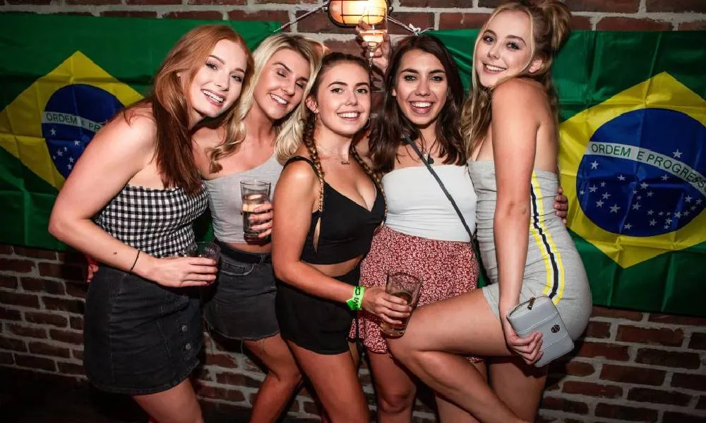 Pub Crawl - Kiwi Crawl Queenstown | Everything New Zealand-5