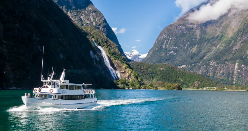 Milford Sound Coach & Cruise - BBQ Bus | Everything New Zealand