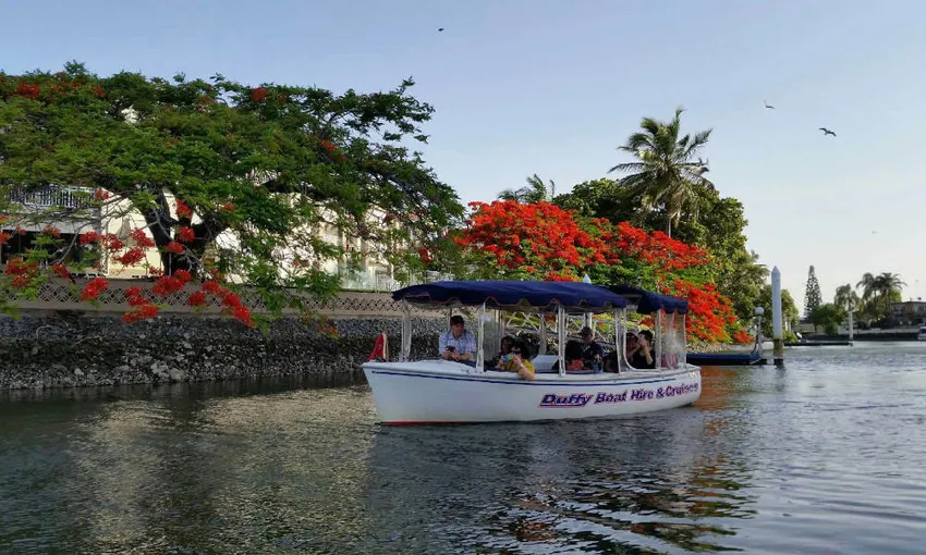Gold Coast Boat Hire | Experience Oz