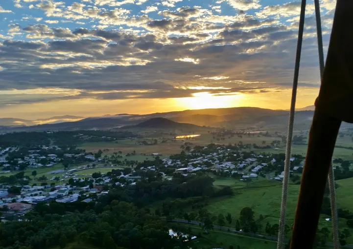Sunrise Hot Air Balloon Ride & Breakfast | Experience Oz
