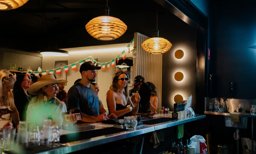 Magnetic Island Pub Crawl from Townsville | Experience Oz
