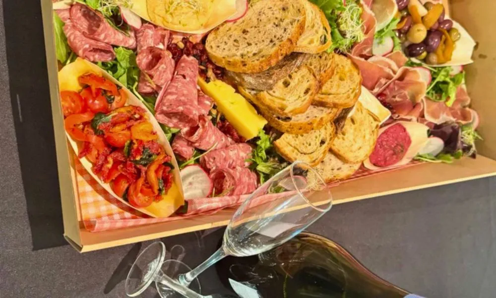  Darwin Gourmet Picnic Pack with Wine - For 2 | Experience Oz-2