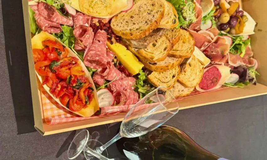 Darwin Gourmet Picnic Pack with Wine - For 2 | Experience Oz