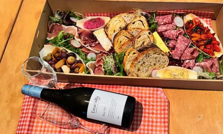  Darwin Gourmet Picnic Pack with Wine - For 2 | Experience Oz