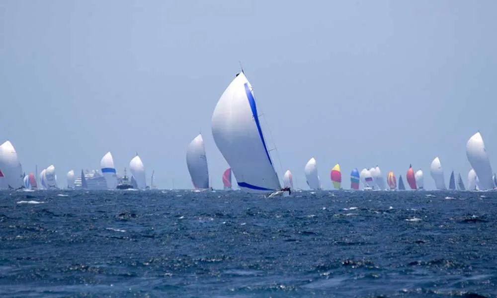 Sydney to Hobart Yacht Race Spectator Cruise | Experience Oz-4