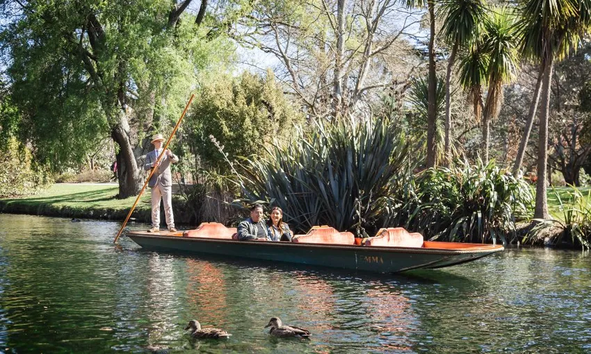 Punting on the Avon River Christchurch NZ - Book Now | Experience Oz