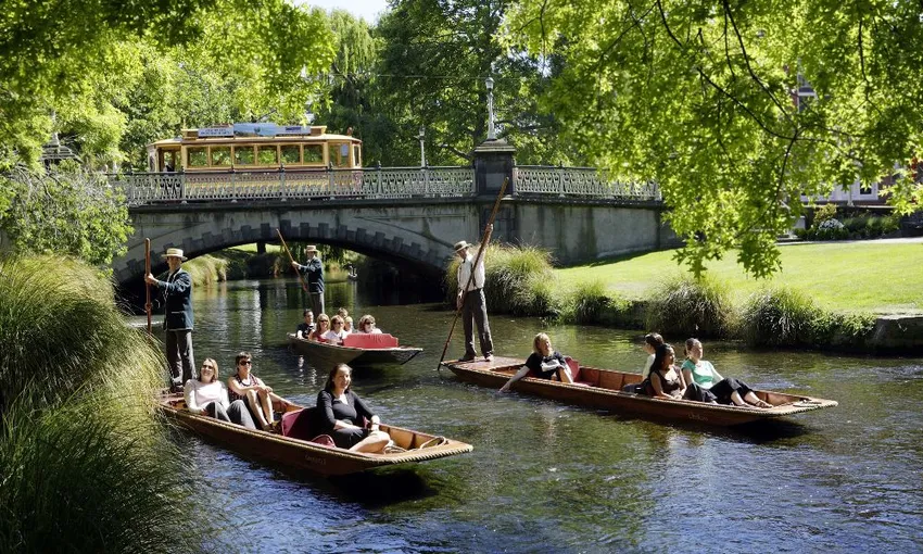 Punting on the Avon River Christchurch NZ - Book Now | Experience Oz