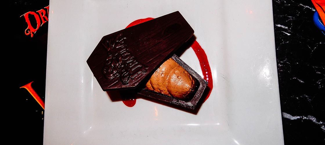 Dracula S Gold Coast Cabaret Dinner Tickets Experience Oz