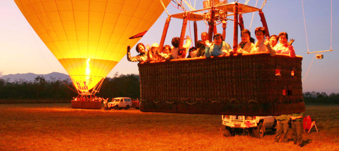 cairns hot air ballooning taking off