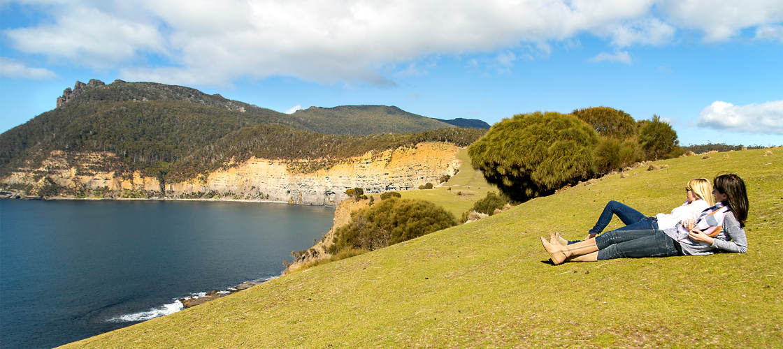 Wineglass Bay and Wildlife Tour with Scenic Flights from Hobart