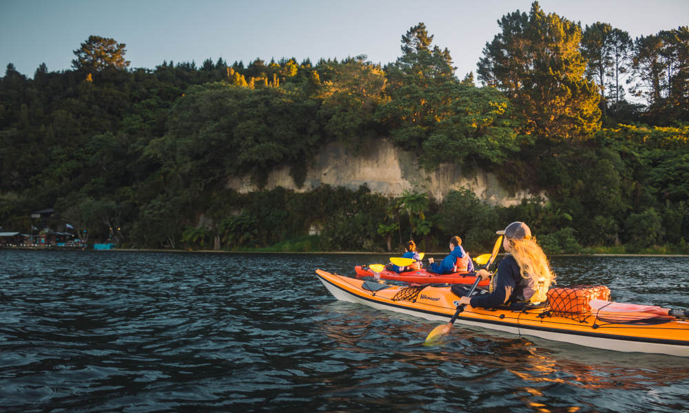 Rotorua: Lake Rotoiti Starlight Kayaking Tour