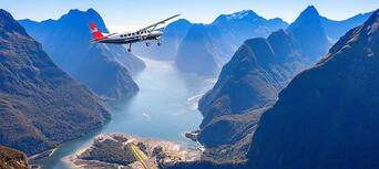 Milford Sound Scenic Flight and Cruise Package from Queenstown Thumbnail 4