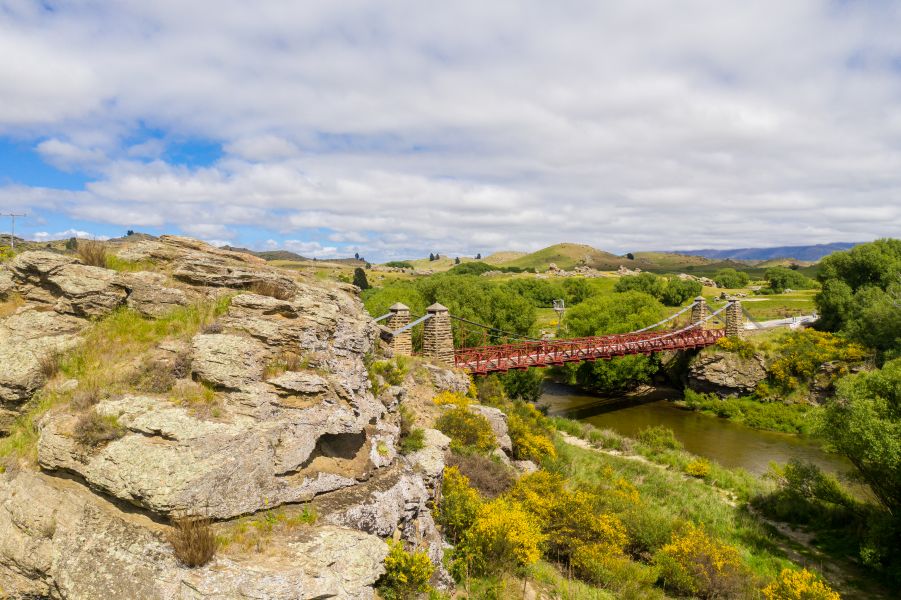 Dunedin to Queenstown One Way Tour & Taieri Gorge Train Ride